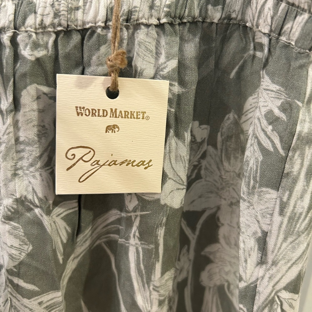 World Market pajama bundle set sage green floral  w robe and pants size L/Small - Picture 8 of 12